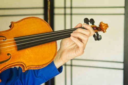 Starting position for violin vibrato